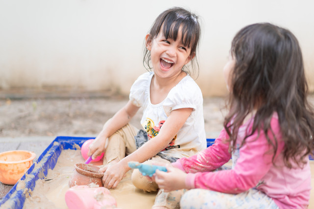 Ilustrasi baju anak kotor akibat lumpur dan cat air. Foto: Shutterstock