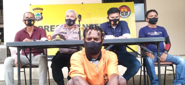 Polres Sorong Kota saat memberikan keterangan pers, terkait penangkapan pengedar ganja, foto : Yanti
