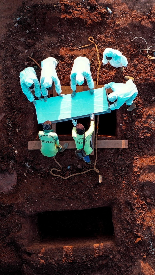 Petugas memakamkan jenazah COVID-19, di TPU Pondok Ranggon, Jakarta, Selasa (8/9/2020). Foto: Muhammad Adimaja/ANTARA FOTO