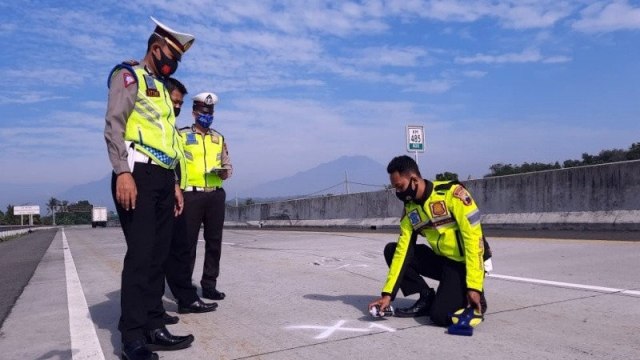 Petugas Satuan Lalu Lintas Polres Boyolali saat melakukan oleh tempat kejadian perkara kecelakaan beruntun di Jalan Tol Solo-Semarang, di jalur A Kilometer 485 Desa Mojolegi, Teras Kabupaten Boyolali, Rabu (9/9). Foto: Bambang Dwi Marwoto/ANTARA