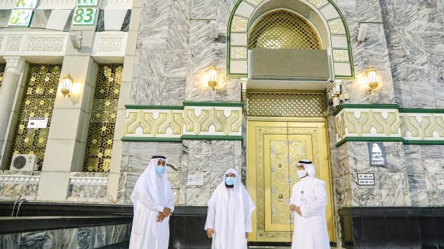 Syeikh Sudais (tengah) meresmikan program penomoran pintu Masjidil Haram pada Selasa (8/9). Foto: gph.gov.sa