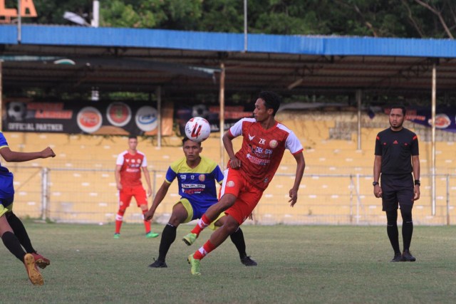 Pemain Persiraja sang menjalani game internal lawan tim U-20 di Stadion H Dimurthala,  Rabu (2/9). Foto: MO Persiraja 
