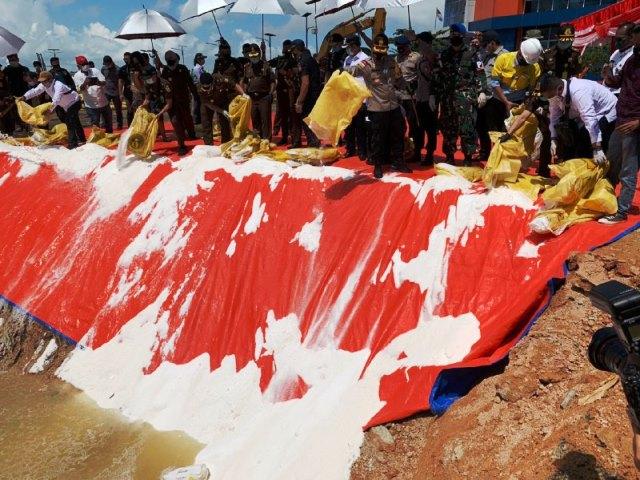 Proses pemusnahan ratusan ton amonium nitrat di Kantor DJBC Khusus Kepri di Karimun. (Foto: Edo/batamnews)