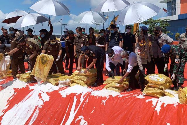 Prosesi pemusnahan amonium nitrat di Kantor DJBC Khusus Kepri, Karimun. (Foto: Edo/batamnews)