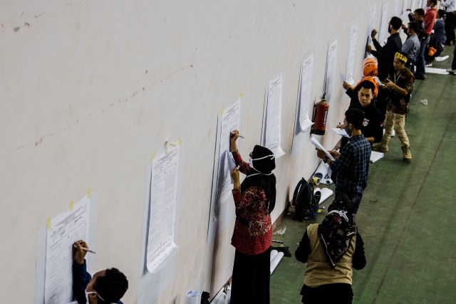 Petugas mengisi data perolehan suara pasangan calon di lembar C-KWK saat uji coba Sistem Informasi Rekapitulasi (Sirekap) pemilihan serentak di SOR Volly Indoor Stadion Si Jalak Harupat, Kabupaten Bandung, Jawa Barat, Rabu (9/9/2020). Foto: M AGUNG RAJASA/ANTARA FOTO