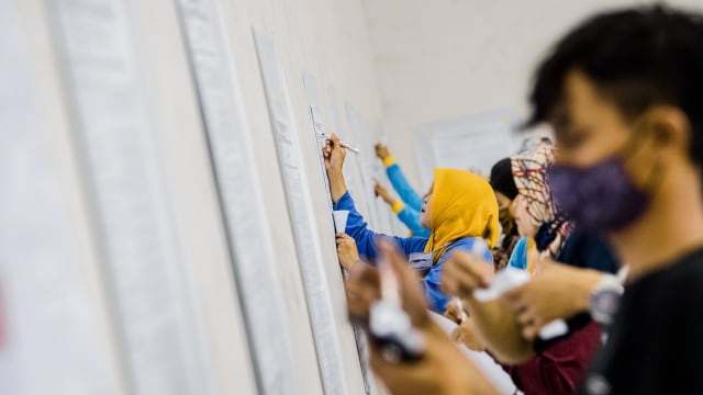 Petugas mengisi data perolehan suara pasangan calon di lembar C-KWK saat uji coba Sistem Informasi Rekapitulasi (Sirekap) pemilihan serentak di SOR Volly Indoor Stadion Si Jalak Harupat, Kabupaten Bandung, Jawa Barat, Rabu (9/9/2020). Foto: M AGUNG RAJASA/ANTARA FOTO