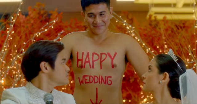 Still adegan 'Sabar Ini Ujian' menampilkan karakter Sabar (Vino G. Bastian) yang bersenang-senang melakukan perbuatan sesuka hati tanpa takut konsekuensi lantaran esok hari semua orang akan melupakan hari kemarin, kecuali dirinya. | MD Pictures/Umbara Brothers Film