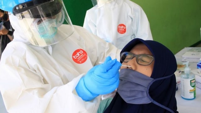 Petugas medis melakukan tes usap (swab test) COVID-19 kepada wartawan di Gor Delta Sidoarjo, Jawa Timur (UMARUL FARUQ/ANTARA FOTO)