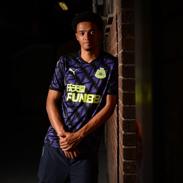 Pemain baru Newcastle United, Jamal Lewis. Foto: Instagram/@nufc