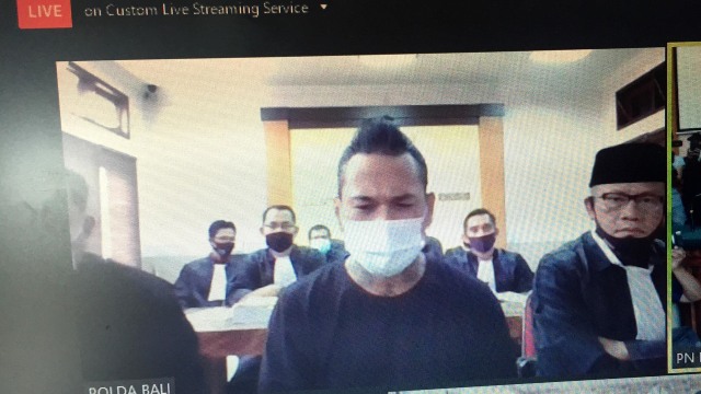 Suasana sidang perdana Jerinx yang digelar secara virtual di PN Denpasar. Foto: Denita Matondang/kumparan