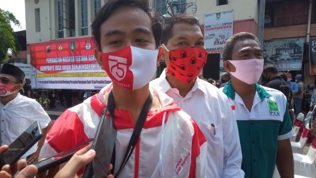 Gibran dan Bagyo Wahyono saat sosialisasi masker di Pasar Gede, Solo.  Foto: Dok. Istimewa