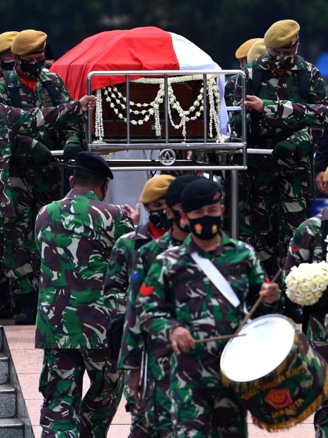 Prajurit TNI membawa peti jenazah Pendiri Kompas Gramedia/ Pemimpin Umum Harian Kompas Jakob Oetama untuk dimakamkan di TMP Kalibata, Jakarta Selatan, Kamis (10/9). Foto: Sigid Kurniawan/Antara Foto