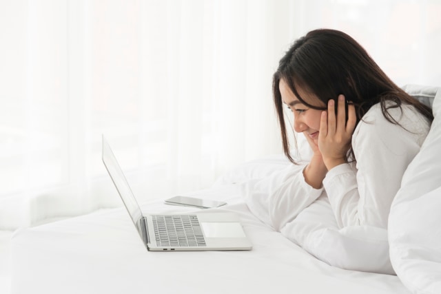 Ilustrasi menonton drama Korea. Foto: Shutterstock