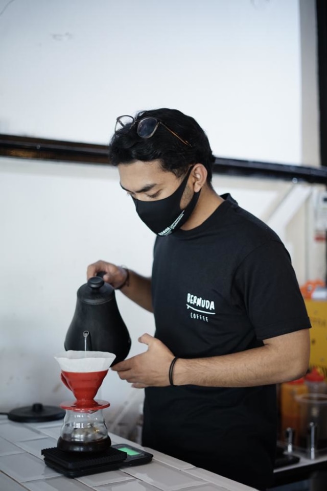 Karyawan Bermuda Coffe Pontianak mengolah kopi. Foto: Dok Hi!Pontianak