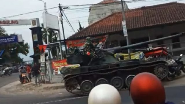 Sebuah tank baja menabrak gerobak serta sepeda motor yang terparkir di Jalan Raya Rajamandala, Kabupaten Bandung Barat, Kamis (10/9/2020). Foto: Dok. Pribadi via ANTARANEWS