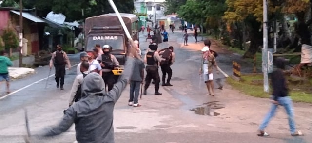 Dua kelompok pemuda di Kota Sorong, Papua Barat, saling serang, Kamis malam (10/9), foto : Yanti
