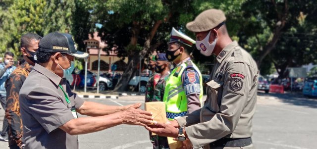 Wakil Bupati Sikka saat menyerahkan secara simbolis masker kepada 4 unsur perwakilan. Foto : Albert Aquinaldo.