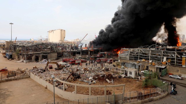 Kebakaran di area pelabuhan Beirut, Lebanon. Foto: MOHAMED AZAKIR/REUTERS