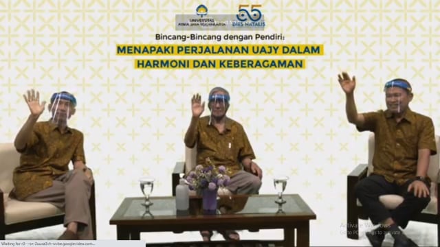 (dari kiri ke kanan) Dosen Fakultas Ilmu Sosial dan Ilmu Politik UAJY sebagai moderator acara, Agus Putranto; Pendiri sekaligus penggagas Universitas Atma Jaya Yogyakarta (UAJY), Liem Sioe Siet; Dosen Fakultas Teknik UAJY, Koesmargono; dalam talk show dies natalis 55 tahun UAJY, Rabu (9/9/2020). Foto: Ignatio Yoga Permana/Tugu Jogja