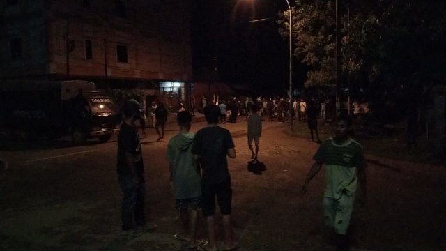 Hingga malam, aksi saling serang masih terjadi, foto : Yanti