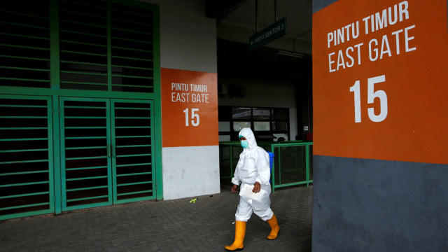 Petugas membawa alat penyemrot disinfektan saat menyiapkan ruang isolasi pasien COVID-19 di Stadion Patriot Chandrabhaga, Bekasi, Jawa Barat, Rabu (9/9).  Foto: Willy Kurniawan/REUTERS