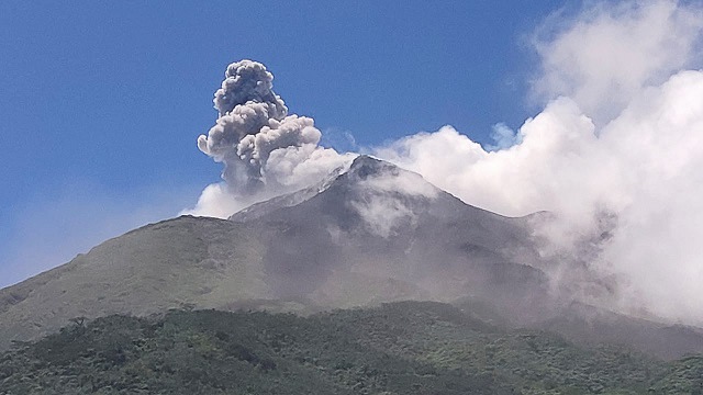 Asap putih tebal terlihat di Gunung Karangetang yang ada di Kabupaten Sitaro, Sulawesi Utara