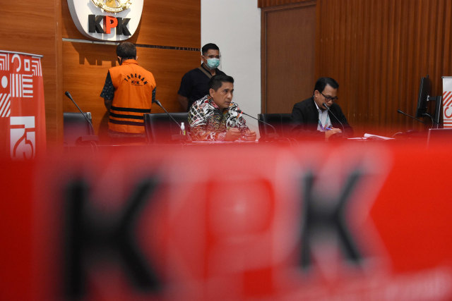 Deputi Penindakan KPK Karyoto (tengah) didampingi Juru Bicara Ali Fikri (kanan) memberikan keterangan pers terkait penahanan tersangka Heri Tantan Sumaryana. Foto: Indrianto Eko Suwarso/kumparan