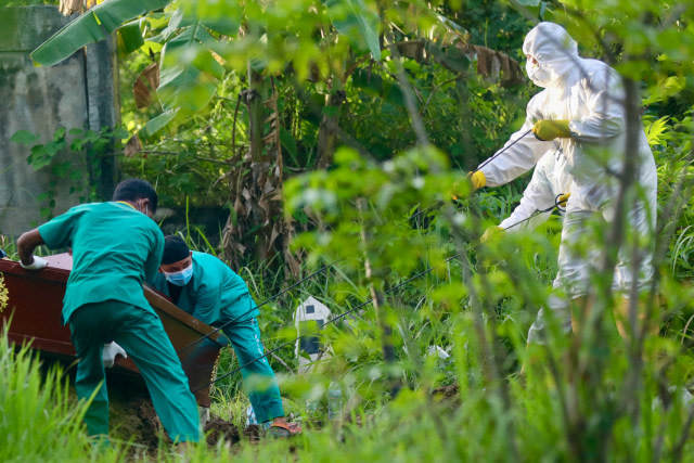 Proses pemakaman pasien positif COVID-19 di Aceh yang meninggal dunia pada Rabu (17/6). Foto: Suparta/acehkini 