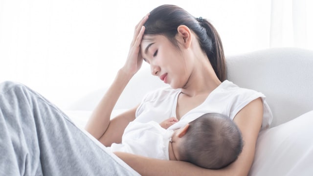 Ilustrasi ibu menyusui stres. Foto: Shutter Stock