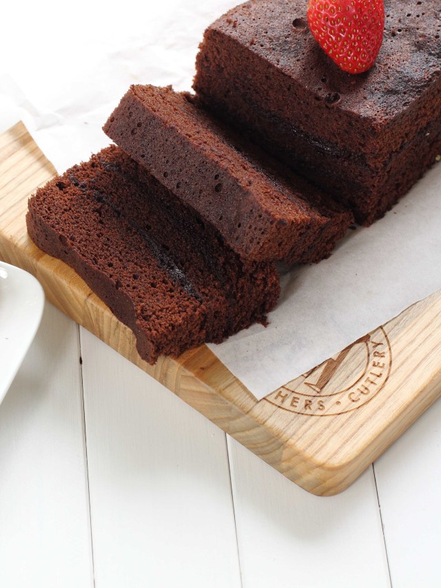 Brownies kukus cokelat sebagai camilan keluarga di rumah. Foto: Shutter Stock