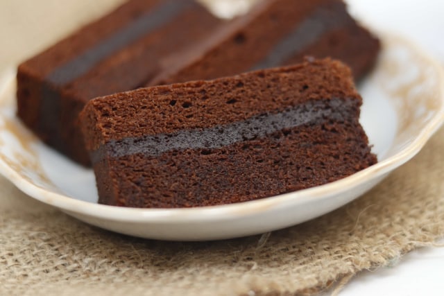 Brownies kukus cokelat sebagai camilan keluarga di rumah. Foto: Shutter Stock