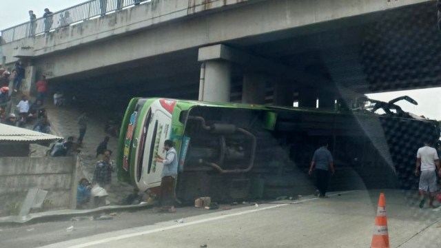 Kecelakaan bus di KM 84 Tol Cipali. Foto: Twitter/@mhkholis