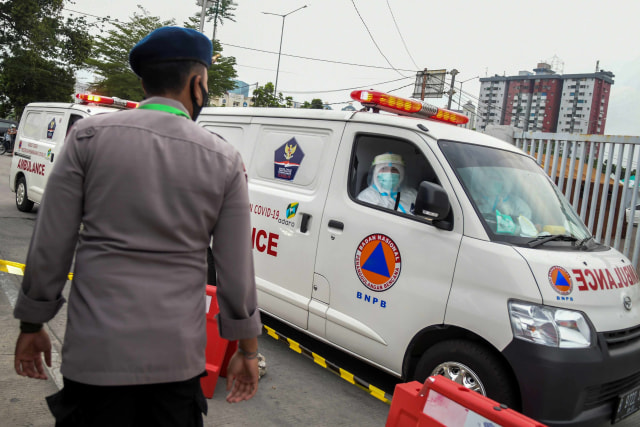 Petugas memeriksa berkas pasien COVID-19 saat tiba di IGD Rumah Sakit Darurat Penanganan COVID-19, Wisma Atlet Kemayoran, Jakarta, Kamis (10/9). Foto: Galih Pradipta/Antara Foto