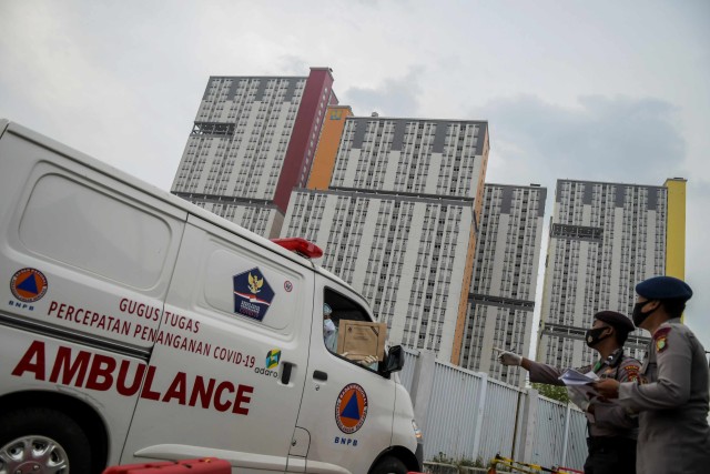 Petugas menjaga jarak saat memeriksa berkas pasien COVID-19 saat tiba di IGD Rumah Sakit Darurat Penanganan COVID-19, Wisma Atlet Kemayoran, Jakarta, Kamis (10/9). Foto: Galih Pradipta/Antara Foto
