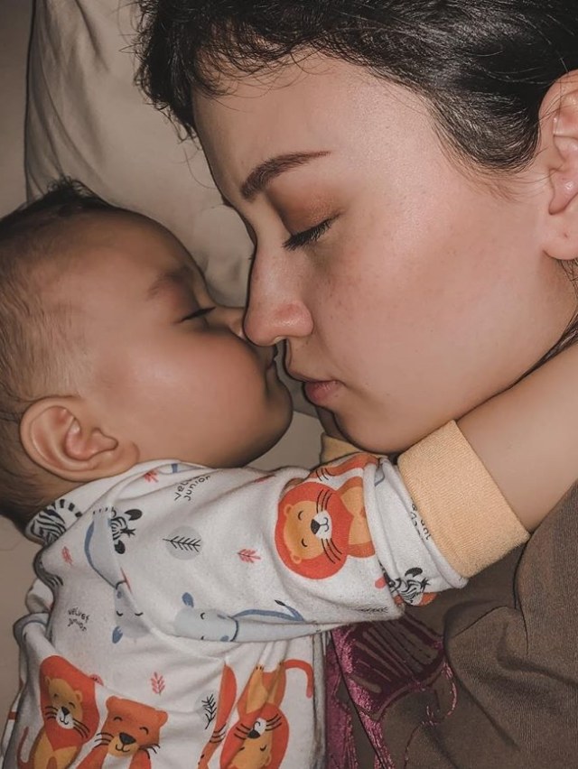 Kimberly Ryder dan anaknya. Foto: Instagram/@kimbrlyryder