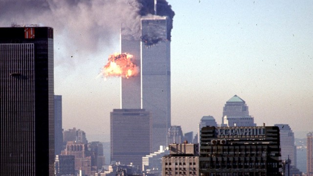 Sebuah pesawat komersial yang dibajak jatuh ke World Trade Center 11 September 2001 di New York. Foto: Seth Mcallister/ AFP