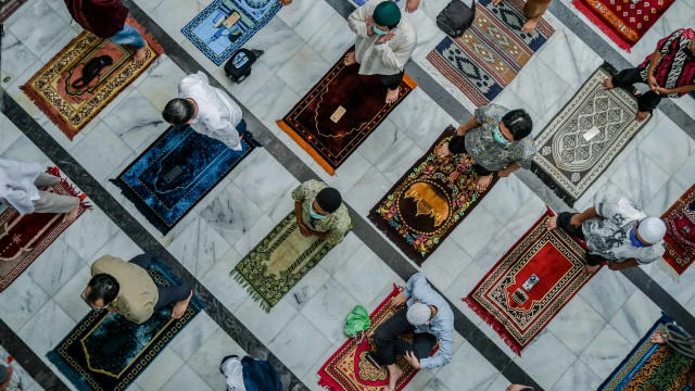 Umat Islam bersiap melakukan ibadah salat Jumat dengan menerapkan jaga jarak fisik di Masjid Cut Meutia, Jakarta, Jumat (11/9/2020). Foto: Galih Pradipta/ANTARA FOTO