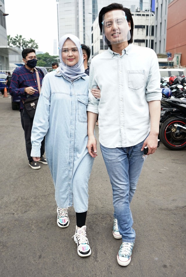 Artis Roger Danuarta dan Cut Meyriska saat ditemui dikawasan Tendean, Jakarta, Jumat, (11/9/2020). Foto: Ronny