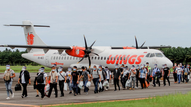 Puluhan Tenaga Kerja Asing (TKA) asal China meninggalkan pesawat seusai mendarat di Bandar Udara Cut Nyak Dhien Kabupaten Nagan Raya, Aceh, Jumat (11/9/2020). Foto: SYIFA YULINNAS/ANTARA FOTO