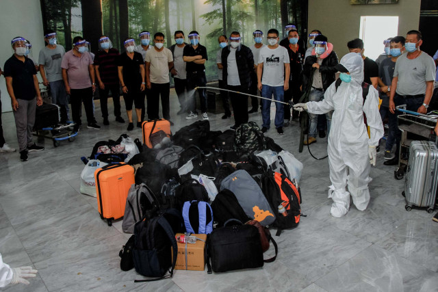 Tim gugus tugas penanganan COVID-19 Kabupaten Nagan Raya melakukan penyemprotan disinfektan barang bawaan Tenaga Kerja Asing (TKA) asal China saat tiba di Bandar Udara Cut Nyak Dhien Kabupaten Nagan Raya, Aceh, Jumat (11/9/2020). Foto: SYIFA YULINNAS/ANTARA FOTO
