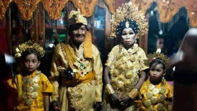 Pernikahan kakek nenek, Wa Salimung (dua dari kiri) dan Wa Endang (tiga dari kiri) di Sidrap, Sulsel. Foto: Dok. Istimewa