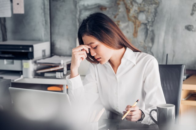 Ada beberapa faktor yang menyebabkan seseorang mudah lelah saat bekerja. Misalnya pola tidur yang berantakan, sampai stres akibat beban kerja yang berat. Foto: Shutterstock