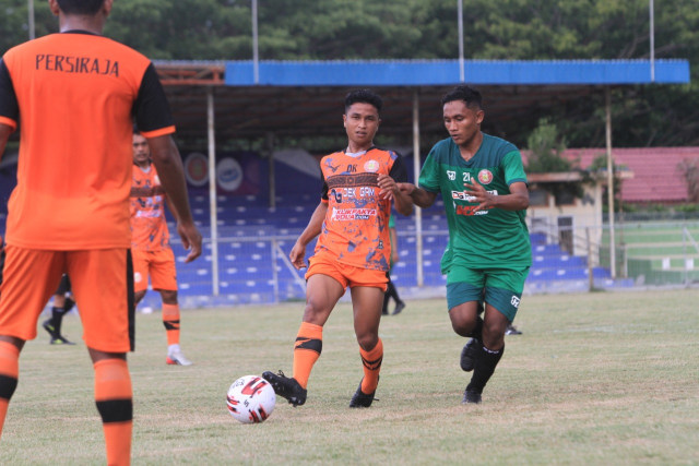 Pemain Persiraja (oranye) saat menggelar internal game melawan Persiraja U-20 (hijau) di Stadion H Dimurthala, Banda Aceh, Jumat (28/8). Foto: MO Persiraja