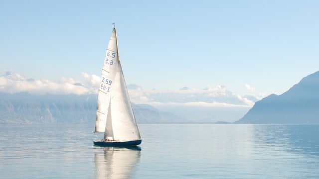 Ilustrasi berlayar di laut dengan perahu layar. Foto: danielbuescher via Pixabay
