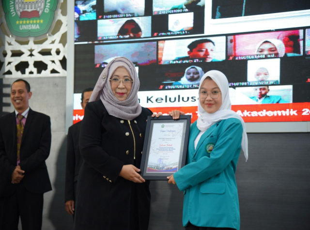 Qiqi saat menerima penghargaan Lulusan Terbaik Semester Genap Tahun Akademik 2019/2020. Foto: FEB Unisma