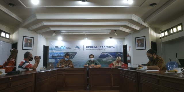 Diskusi Peneliti Perum Jasa Tirta 1 dengan para peneliti muda UIN Malang menyoal temuan limpahan mikroplastik cukup tinggi di sejumlah titik DAS Brantas Kota Malang. Foto: Ulul Azmy
