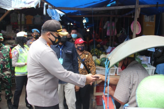 Hendri Umar (kiri). Foto: Humas Polres Malang