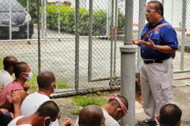 Petugas KRI Songkhla, menjenguk para nelayan di penjara Thailand. Dok. KRI Songkhla 