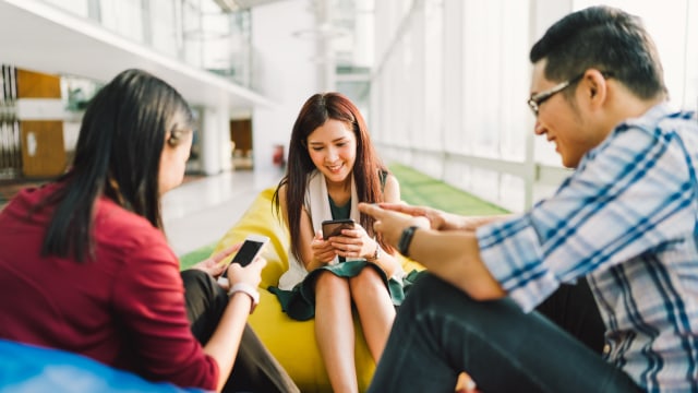  Ilustrasi phubbing, kebiasaan main handphone saat orang lain sedang berbicara. Foto: Shutterstock