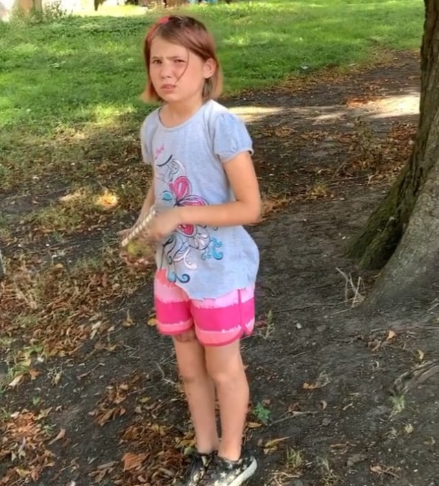 Viral pemuda asal Cilacap bernama Kiki berbicara bahasa jawa kepada anak bule di Jerman. (Foto: Instagram/@@kikislik7)